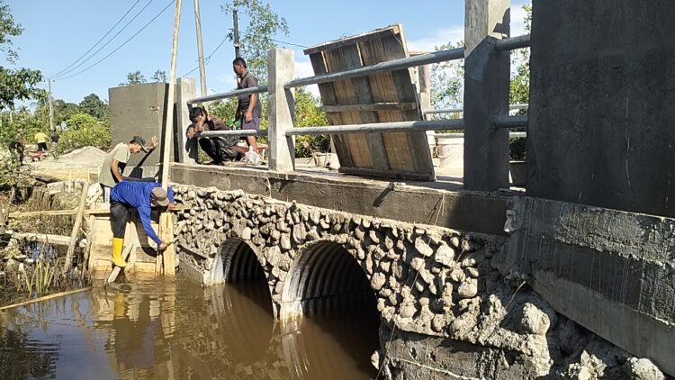 Progres pembangunan Jembatan Aramco di Desa Pasi Rasian Kecamatan Pasi Raja Kabupaten Aceh Selatan yang progresnya telah mencapai 90 persen hingga Kamis 1642026 KETIKKABARcom Progres pembangunan Jembatan Aramco di Desa Pasi Rasian Kecamatan Pasi Raja Kabupaten Aceh Selatan yang progresnya telah mencapai 90 persen hingga Kamis 1642026