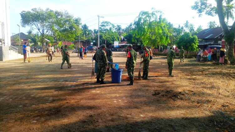 Sebanyak 180 peserta yang terdiri dari personel Kodim 0102Pidie Satpol PP serta unsur pemerintah daerah dan masyarakat melaksanakan kegiatan Jumat Bersih di Masjid Agung Tgk Chik Pante Geulima Desa Meunasah Lhok Kecamatan Meureudu Kabupaten Pidie Jaya pada Jumat 17042026 KETIKKABARcom Sebanyak 180 peserta yang terdiri dari personel Kodim 0102Pidie Satpol PP serta unsur pemerintah daerah dan masyarakat melaksanakan kegiatan Jumat Bersih di Masjid Agung Tgk Chik Pante Geulima Desa Meunasah Lhok Kecamatan Meureudu Kabupaten Pidie Jaya pada Jumat 17042026