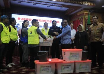 Penyerahan bantuan kemanusiaan dari jaringan relawan internasional asal Tiongkok dan Malaysia kepada Gubernur Aceh, H. Muzakir Manaf di Restoran Meuligoe, Kompleks Meuligoe Gubernur Aceh, pada Sabtu (18/4/2026).