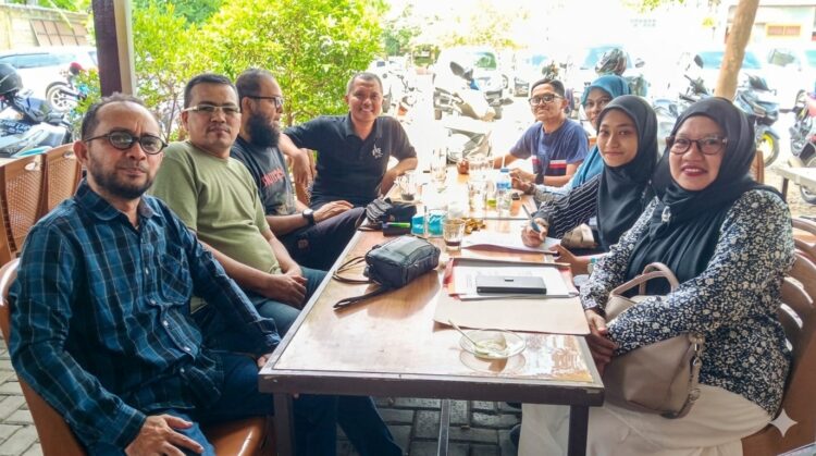 Tenaga Sukarela TSR PMI Kota Banda Aceh memperkuat solidaritas internal serta mematangkan program pemberdayaan ekonomi bagi keluarga relawan melalui pertemuan silaturahmi dan halal bihalal di kawasan Lambhuk Banda Aceh pada Minggu 1942026
