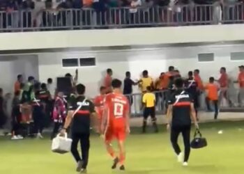 Sejumlah penonton di Stadion H. Dimurthala Lampineung terlibat ketegangan dan berupaya mengejar wasit Bangkit Sanjaya di area tribun hingga lorong ruang ganti stadion pada Minggu (19/4/2026) malam.