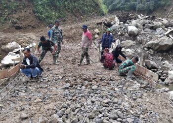 Personel TNI dari Koramil 04/PRG Kodim 0119/Bener Meriah bersama masyarakat Desa Uning Mas melakukan percepatan pembangunan Jembatan Aramco di Kecamatan Pintu Rime Gayo, Kabupaten Bener Meriah, pada Minggu (19/04/2026).