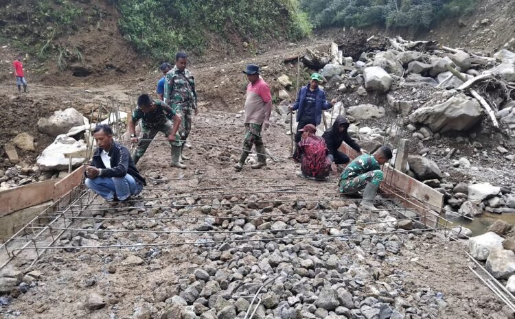 Personel TNI dari Koramil 04PRG Kodim 0119Bener Meriah bersama masyarakat Desa Uning Mas melakukan percepatan pembangunan Jembatan Aramco di Kecamatan Pintu Rime Gayo Kabupaten Bener Meriah pada Minggu 19042026 KETIKKABARcom Personel TNI dari Koramil 04PRG Kodim 0119Bener Meriah bersama masyarakat Desa Uning Mas melakukan percepatan pembangunan Jembatan Aramco di Kecamatan Pintu Rime Gayo Kabupaten Bener Meriah pada Minggu 19042026
