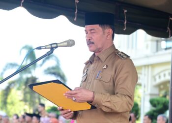 Wakil Bupati Aceh Besar Drs H Syukri bertindak selaku Pembina Apel Gabungan Organisasi Perangkat Daerah dalam rangka memperingati Hari Ulang Tahun Satuan Perlindungan Masyarakat (Satlinmas) ke-64 tahun 2026 di halaman Kantor Bupati Aceh Besar, Senin (20/4/2026). FOTO/ MC ACEH BESAR