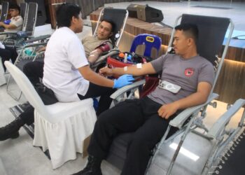 Personel Polda Aceh mengikuti kegiatan donor darah yang diselenggarakan bekerja sama dengan Palang Merah Indonesia (PMI) Kota Banda Aceh di Gedung Presisi Mapolda Aceh, Senin (20/4/2026)./ FOTO: Humas Polda Aceh.