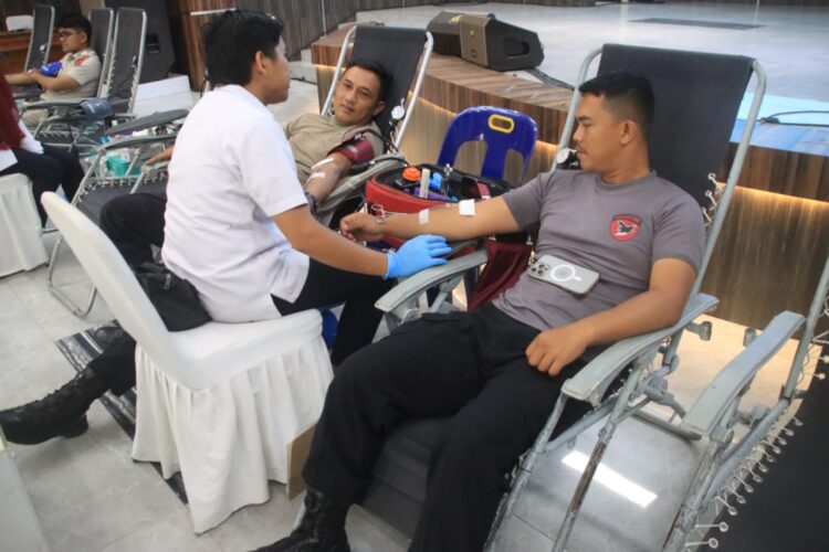 Personel Polda Aceh mengikuti kegiatan donor darah yang diselenggarakan bekerja sama dengan Palang Merah Indonesia PMI Kota Banda Aceh di Gedung Presisi Mapolda Aceh Senin 2042026 FOTO Humas Polda Aceh