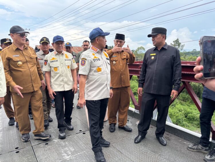 Menteri Dalam Negeri Mendagri Tito Karnavian bersama Wakil Gubernur Aceh Fadhlullah meninjau sejumlah lokasi terdampak bencana di Kabupaten Bener Meriah dan Aceh Tengah pada Senin 2042026
