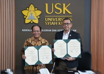 Penandatanganan Memorandum of Understanding (MoU) dilakukan oleh Rektor USK, Prof. Mirza Tabrani, S.E., M.B.A., D.B.A., bersama Kepala Badan Pengembangan dan Pembinaan Bahasa, Hafidz Muksin, S.Sos., M.Si., di Ruang Mini Rektor USK, Senin (20/4).