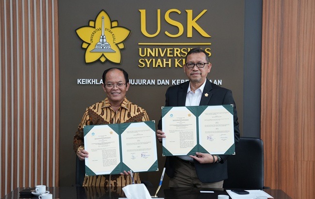 Penandatanganan Memorandum of Understanding MoU dilakukan oleh Rektor USK Prof Mirza Tabrani SE MBA DBA bersama Kepala Badan Pengembangan dan Pembinaan Bahasa Hafidz Muksin SSos MSi di Ruang Mini Rektor USK Senin 204 KETIKKABARcom Penandatanganan Memorandum of Understanding MoU dilakukan oleh Rektor USK Prof Mirza Tabrani SE MBA DBA bersama Kepala Badan Pengembangan dan Pembinaan Bahasa Hafidz Muksin SSos MSi di Ruang Mini Rektor USK Senin 204