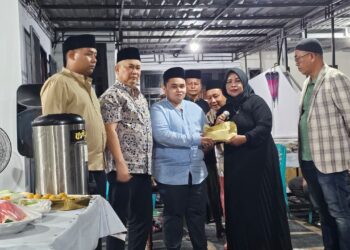 Wabendum PWI Pusat, Herlina menyerahkan uang duka dari PWI Pusat untuk keluarga Alm. Zulmansyah Sekedang diterima oleh Abbiyu yang merupakan putra semata wayang almarhum di kediamannya, di Pekanbaru, Riau, Senin, 20 April 2026. (Dok PWI Pusat)