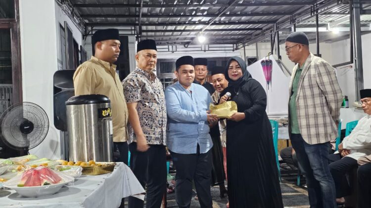 Wabendum PWI Pusat Herlina menyerahkan uang duka dari PWI Pusat untuk keluarga Alm Zulmansyah Sekedang diterima oleh Abbiyu yang merupakan putra semata wayang almarhum di kediamannya di Pekanbaru Riau Senin 20 April 2026 Dok PWI Pusat KETIKKABARcom Wabendum PWI Pusat Herlina menyerahkan uang duka dari PWI Pusat untuk keluarga Alm Zulmansyah Sekedang diterima oleh Abbiyu yang merupakan putra semata wayang almarhum di kediamannya di Pekanbaru Riau Senin 20 April 2026 Dok PWI Pusat