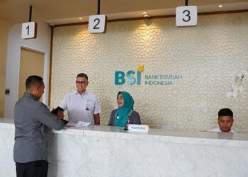 Pegawai BSI saat melayani nasabah dalam bertransaksi./ FOTO: Ist