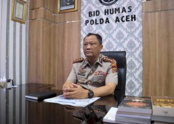 Kabid Humas Polda Aceh, Kombes Pol. Joko Krisdiyanto, S.I.K., resmi menyerahkan dua berkas perkara yang telah dinyatakan lengkap atau P-21 beserta para tersangkanya kepada Jaksa Penuntut Umum (JPU) pada Selasa, 21 April 2026./ FOTO: Humas Polda Aceh