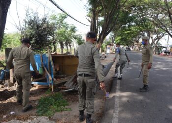 Petugas Satpol PP dan WH Aceh Besar melakukan pembongkaran terhadap bangunan liar di Jalan Laksamana Malahayati, Kecamatan Baitussalam, Kabupaten Aceh Besar, Selasa (21/4/2026). FOTO/ MC ACEH BESAR