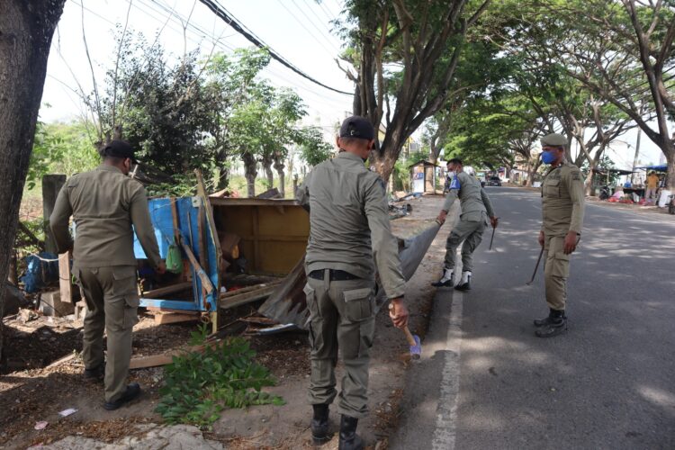 Petugas Satpol PP dan WH Aceh Besar melakukan pembongkaran terhadap bangunan liar di Jalan Laksamana Malahayati Kecamatan Baitussalam Kabupaten Aceh Besar Selasa 2142026 FOTO MC ACEH BESAR KETIKKABARcom Petugas Satpol PP dan WH Aceh Besar melakukan pembongkaran terhadap bangunan liar di Jalan Laksamana Malahayati Kecamatan Baitussalam Kabupaten Aceh Besar Selasa 2142026 FOTO MC ACEH BESAR