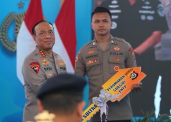 Wakapolri, Komjen Pol. Prof. Dr. Dedi Prasetyo, S.H., M.Hum., M.Si., M.M., meresmikan dan menyerahkan secara simbolis 378 unit rumah subsidi tipe 36 di Kabupaten Kolaka, Sulawesi Tenggara, pada Selasa (21/4/2026)./ FOTO: Humas Polri