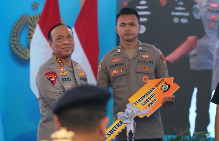 Wakapolri Komjen Pol Prof Dr Dedi Prasetyo SH MHum MSi MM meresmikan dan menyerahkan secara simbolis 378 unit rumah subsidi tipe 36 di Kabupaten Kolaka Sulawesi Tenggara pada Selasa 2142026 FOTO Humas Polri KETIKKABARcom Wakapolri Komjen Pol Prof Dr Dedi Prasetyo SH MHum MSi MM meresmikan dan menyerahkan secara simbolis 378 unit rumah subsidi tipe 36 di Kabupaten Kolaka Sulawesi Tenggara pada Selasa 2142026 FOTO Humas Polri