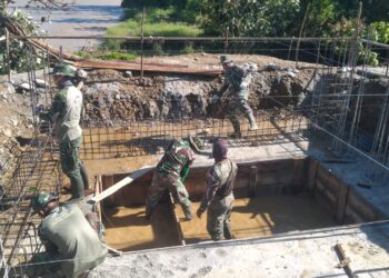 Personel Babinsa dari jajaran Koramil 0108-03/Badar dan Posramil Darul Hasanah Kodim 0108/Aceh Tenggara terpantau bahu-membahu bersama warga setempat dalam proses pengerjaan, Selasa (21/4/2026)./ FOTO: Humas Kodam IM