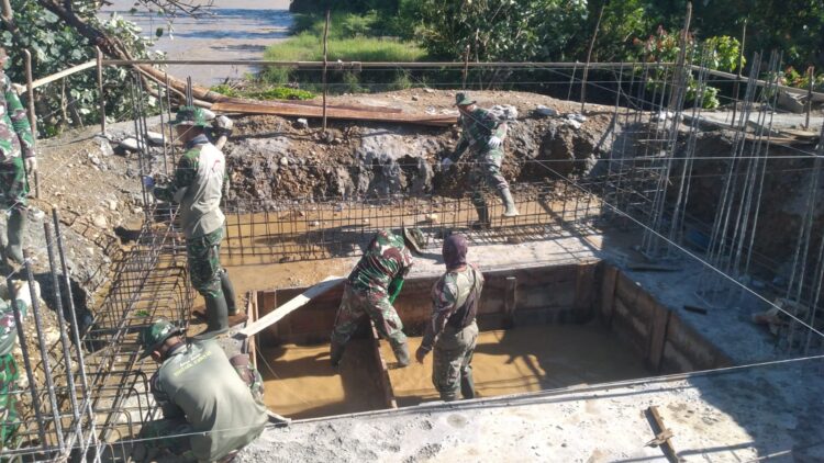 Personel Babinsa dari jajaran Koramil 010803Badar dan Posramil Darul Hasanah Kodim 0108Aceh Tenggara terpantau bahumembahu bersama warga setempat dalam proses pengerjaan Selasa 2142026 FOTO Humas Kodam IM KETIKKABARcom Personel Babinsa dari jajaran Koramil 0108 03Badar dan Posramil Darul Hasanah Kodim 0108Aceh Tenggara terpantau bahu membahu bersama warga setempat dalam proses pengerjaan Selasa 2142026 FOTO Humas Kodam IM