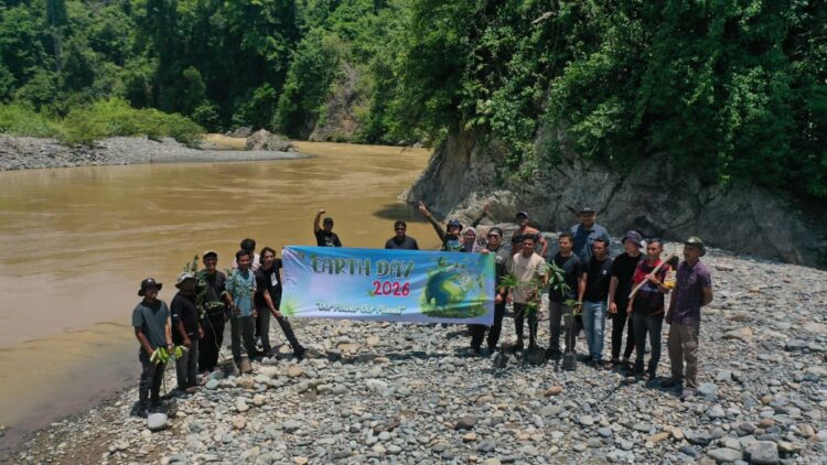 Ikatan Pemuda Jantho Lestari bersama Forum Jurnalis Lingkungan FJL Aceh menggelar aksi protes terhadap maraknya aktivitas tambang ilegal di kawasan Cagar Alam Jantho Aceh Besar Rabu 2242026 FOTO Ist KETIKKABARcom Ikatan Pemuda Jantho Lestari bersama Forum Jurnalis Lingkungan FJL Aceh menggelar aksi protes terhadap maraknya aktivitas tambang ilegal di kawasan Cagar Alam Jantho Aceh Besar Rabu 2242026 FOTO Ist