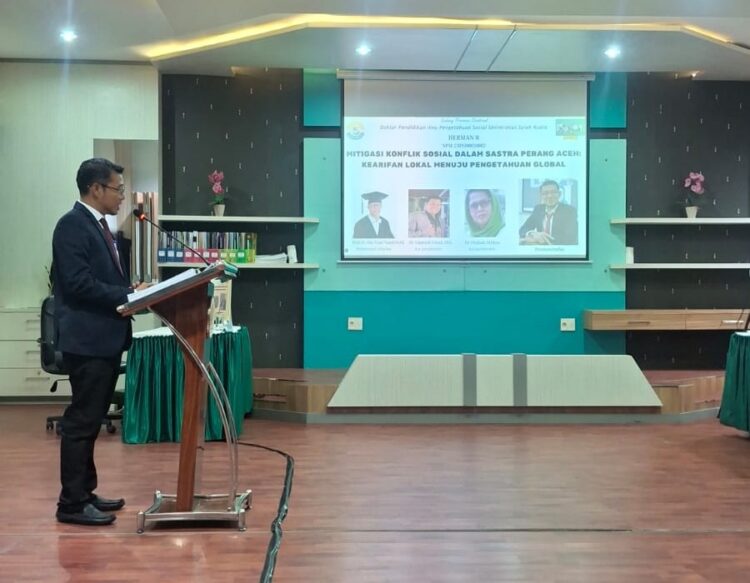 Akademisi sekaligus budayawan ternama Aceh Herman RN saat Sidang Promosi Doktor pada Program Studi Doktor Pendidikan Ilmu Pengetahuan Sosial DPIPS Sekolah Pascasarjana Universitas Syiah Kuala USK di Auditorium Pascasarjana USK Selasa 2142026 KETIKKABARcom Akademisi sekaligus budayawan ternama Aceh Herman RN saat Sidang Promosi Doktor pada Program Studi Doktor Pendidikan Ilmu Pengetahuan Sosial DPIPS Sekolah Pascasarjana Universitas Syiah Kuala USK di Auditorium Pascasarjana USK Selasa 2142026