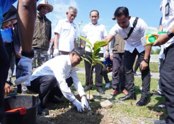 Wakil Bupati Aceh Besar Drs Syukri A Jalil didampingi Kepala DLH Aceh Besar Muwardi SH tanam pohon pada peringatan Hari Bumi tahun 2026, di pekarangan JSC, Kota Jantho, Rabu (22/4/2026). FOTO/ MC ACEH BESAR