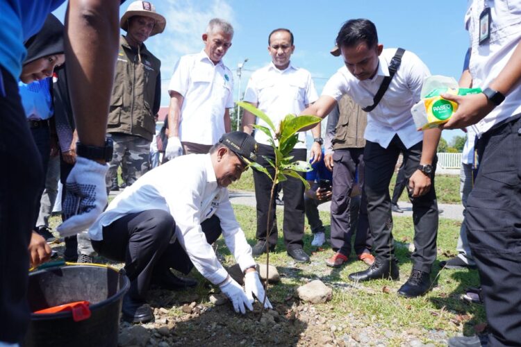 Wakil Bupati Aceh Besar Drs Syukri A Jalil didampingi Kepala DLH Aceh Besar Muwardi SH tanam pohon pada peringatan Hari Bumi tahun 2026 di pekarangan JSC Kota Jantho Rabu 2242026 FOTO MC ACEH BESAR KETIKKABARcom Wakil Bupati Aceh Besar Drs Syukri A Jalil didampingi Kepala DLH Aceh Besar Muwardi SH tanam pohon pada peringatan Hari Bumi tahun 2026 di pekarangan JSC Kota Jantho Rabu 2242026 FOTO MC ACEH BESAR