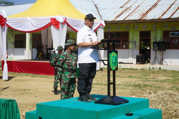 Bupati Aceh Tamiang Drs Armia Fahmi MH resmi membuka program TNI Manunggal Membangun Desa TMMD Reguler ke 128 Tahun Anggaran 2026 di Lapangan SMP Negeri 7 Sulum Kecamatan Sekerak Rabu 2242026
