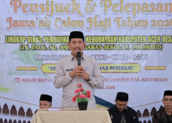 Wakil Bupati Aceh Besar Drs Syukri A Jalil sampaikan sambutan pada acara Peusijuek JCH Lingkup Disdikbud Aceh Besar di Mesjid Baitul Makmur, Sibreh, Kecamatan Sukamakmur, Kamis (23/4/2026). FOTO/MC ACEH BESAR