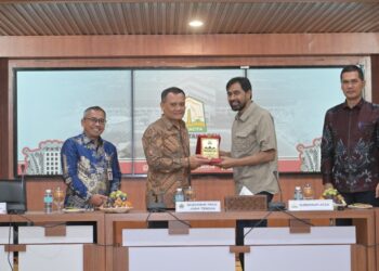 Gubernur Aceh, Muzakir Manaf (Mualem), didampingi Sekda Aceh M. Nasir dan Asisten I Setda Aceh Syakir, menyambut langsung kunjungan kerja Gubernur Jawa Tengah, Komjen Pol. (Purn) Ahmad Luthfi beserta jajaran, di Gedung Serbaguna Sekretariat Daerah Aceh, Kamis (23/4)./ FOTO: HUMAS