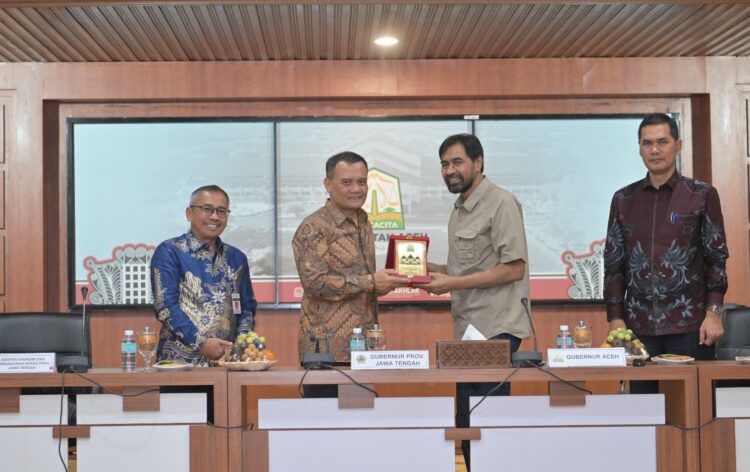 Gubernur Aceh Muzakir Manaf Mualem didampingi Sekda Aceh M Nasir dan Asisten I Setda Aceh Syakir menyambut langsung kunjungan kerja Gubernur Jawa Tengah Komjen Pol Purn Ahmad Luthfi beserta jajaran di Gedung Serbaguna Sekretariat Daerah Aceh Kamis 234 FOTO HUMAS KETIKKABARcom Gubernur Aceh Muzakir Manaf Mualem didampingi Sekda Aceh M Nasir dan Asisten I Setda Aceh Syakir menyambut langsung kunjungan kerja Gubernur Jawa Tengah Komjen Pol Purn Ahmad Luthfi beserta jajaran di Gedung Serbaguna Sekretariat Daerah Aceh Kamis 234 FOTO HUMAS