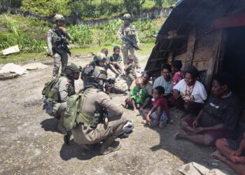 Satgas Operasi Damai Cartenz melaksanakan patroli jalan kaki sekaligus memberikan pelayanan kesehatan bagi warga di lokasi pengungsian Kampung Gigobak, Distrik Sinak, Kabupaten Puncak, Papua Tengah, Jumat (24/4/2026). [FOTO: Polri]