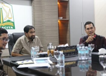 Gubernur Aceh, Muzakir Manaf, memimpin rapat koordinasi membahas perkembangan dan validasi data Jaminan Kesehatan Aceh (JKA) di Meuligoe Gubernur, Kamis, 23 April 2026. [FOTO: Humas]