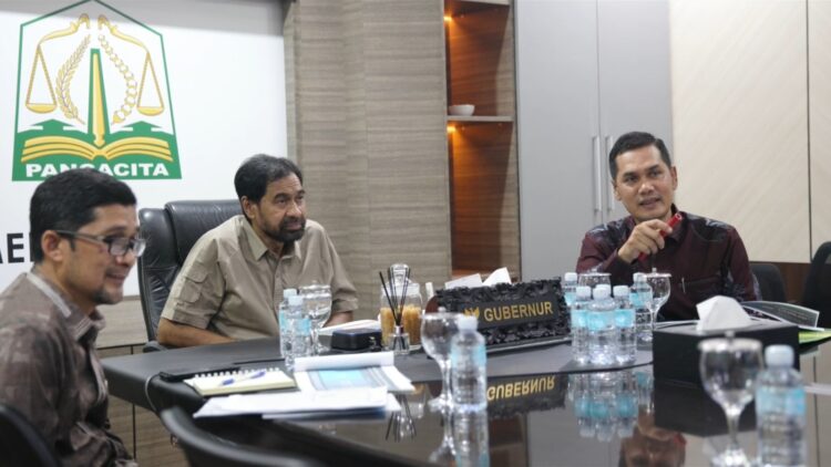 Gubernur Aceh Muzakir Manaf memimpin rapat koordinasi membahas perkembangan dan validasi data Jaminan Kesehatan Aceh JKA di Meuligoe Gubernur Kamis 23 April 2026 FOTO Humas KETIKKABARcom Gubernur Aceh Muzakir Manaf memimpin rapat koordinasi membahas perkembangan dan validasi data Jaminan Kesehatan Aceh JKA di Meuligoe Gubernur Kamis 23 April 2026 FOTO Humas