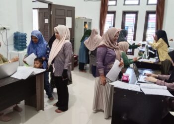 Suasana antrean warga saat mengurus persyaratan administrasi pengajuan bantuan usaha di Kantor Keuchik Leu Ue, Darul Imarah, Aceh Besar, Sabtu (25/4/2026). FOTO/ MC ACEH BESAR