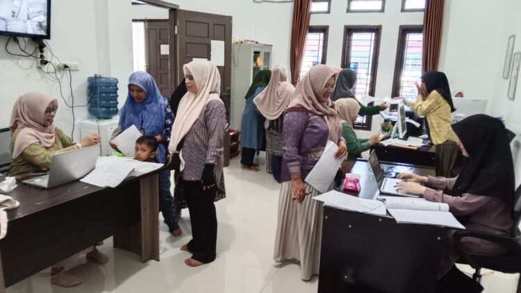 Suasana antrean warga saat mengurus persyaratan administrasi pengajuan bantuan usaha di Kantor Keuchik Leu Ue Darul Imarah Aceh Besar Sabtu 2542026 FOTO MC ACEH BESAR KETIKKABARcom Suasana antrean warga saat mengurus persyaratan administrasi pengajuan bantuan usaha di Kantor Keuchik Leu Ue Darul Imarah Aceh Besar Sabtu 2542026 FOTO MC ACEH BESAR