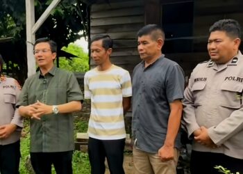 Ketua DPRK Banda Aceh, Irwansyah ST, Didampingi jajaran Muspika, Irwansyah meninjau langsung lokasi kediaman Wardiah di kawasan perbatasan Banda Aceh dan Aceh Besar, Sabtu (25/4/2026). [FOTO: Humas]