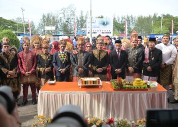 Wakil Gubernur Aceh, Fadlullah, SE menjadi inspektur Upacara Peringatan Hari Jadi Kabupaten Aceh Singkil ke 27 di halaman depan Kantor Bupati Aceh Singkil, 27/4/2026. [FOTO: HUMAS]