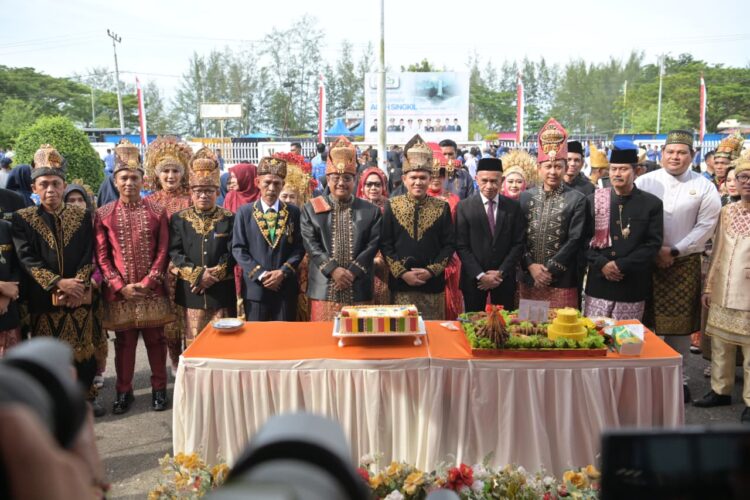Wakil Gubernur Aceh Fadlullah SE menjadi inspektur Upacara Peringatan Hari Jadi Kabupaten Aceh Singkil ke 27 di halaman depan Kantor Bupati Aceh Singkil 2742026 FOTO HUMAS KETIKKABARcom Wakil Gubernur Aceh Fadlullah SE menjadi inspektur Upacara Peringatan Hari Jadi Kabupaten Aceh Singkil ke 27 di halaman depan Kantor Bupati Aceh Singkil 2742026 FOTO HUMAS