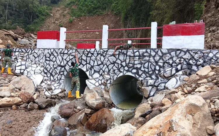 personel TNI dari Koramil 04Pintu Rime Gayo PRG Kodim 0119Bener Meriah terus mengintensifkan pekerjaan finishing guna memastikan jembatan tersebut segera rampung dan siap difungsikan Minggu 26042026 FOTO KODAM IM KETIKKABARcom personel TNI dari Koramil 04Pintu Rime Gayo PRG Kodim 0119Bener Meriah terus mengintensifkan pekerjaan finishing guna memastikan jembatan tersebut segera rampung dan siap difungsikan Minggu 26042026 FOTO KODAM IM