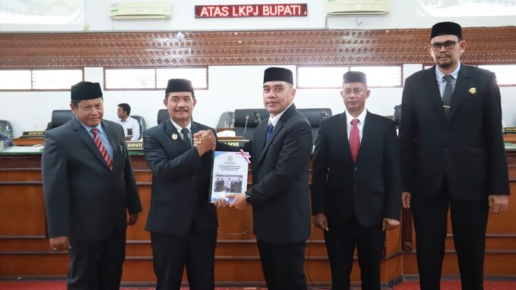 Wakil Bupati Aceh Besar Drs Syukri menyerahkan dokumen tanggapan pemerintah daerah atas rekomendasi DPRK terhadap LKPJ Tahun Anggaran 2025 kepada Ketua DPRK dalam rapat paripurna di Gedung DPRK Aceh Besar Kota Jantho Senin 2742026 FOTOMC ACEH BESAR KETIKKABARcom Wakil Bupati Aceh Besar Drs Syukri menyerahkan dokumen tanggapan pemerintah daerah atas rekomendasi DPRK terhadap LKPJ Tahun Anggaran 2025 kepada Ketua DPRK dalam rapat paripurna di Gedung DPRK Aceh Besar Kota Jantho Senin 2742026 FOTOMC ACEH BESAR