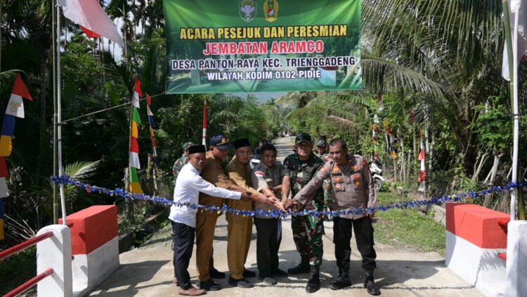Pemotongan pita oleh unsur Muspika Kecamatan Trenggadeng atas Peresmian jembatan Aramco yang menghubungkan Desa Panton Raya dan Desa Tampui di Kecamatan Trenggadeng Kabupaten Pidie Jaya resmi kembali normal pada Senin 27042026 FOTO KODAM IM