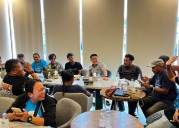 Satuan Tugas (Satgas) Operasi Damai Cartenz 2026 menggelar pertemuan silaturahmi dengan para jurnalis Papua di sebuah kedai kopi di Kabupaten Mimika, Sabtu (25/4/2026) sore. [FOTO: Ist]