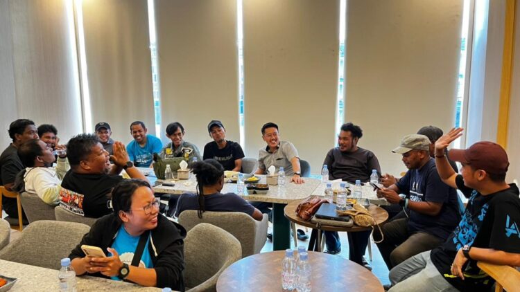 Satuan Tugas Satgas Operasi Damai Cartenz 2026 menggelar pertemuan silaturahmi dengan para jurnalis Papua di sebuah kedai kopi di Kabupaten Mimika Sabtu 2542026 sore FOTO Ist