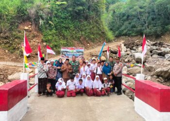 Komandan Kodim (Dandim) 0119/Bener Meriah, Letkol Inf Ahmad Fauzi, meresmikan Jembatan Aramco di Desa Uning Mas, Kecamatan Pintu Rime Gayo, Kabupaten Bener Meriah, Senin (27/04/2026). [FOTO: KODAM IM]