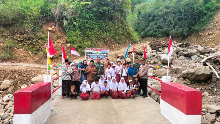 Komandan Kodim Dandim 0119Bener Meriah Letkol Inf Ahmad Fauzi meresmikan Jembatan Aramco di Desa Uning Mas Kecamatan Pintu Rime Gayo Kabupaten Bener Meriah Senin 27042026 FOTO KODAM IM KETIKKABARcom Komandan Kodim Dandim 0119Bener Meriah Letkol Inf Ahmad Fauzi meresmikan Jembatan Aramco di Desa Uning Mas Kecamatan Pintu Rime Gayo Kabupaten Bener Meriah Senin 27042026 FOTO KODAM IM