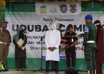 Kejaksaan Negeri (Kejari) Aceh Besar melaksanakan eksekusi 'uqubat takzir cambuk terhadap tiga terpidana perkara pelanggaran Syariat Islam pada Selasa (28/4/2026). [FOTO: Ist]