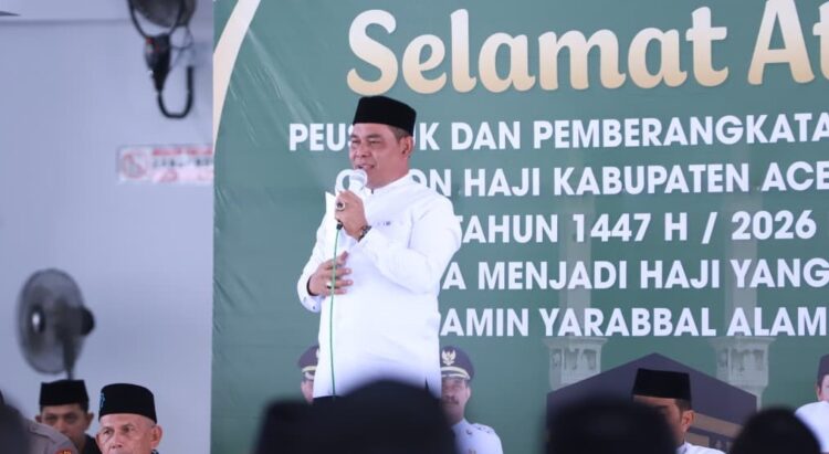 Bupati Aceh Besar Muharram Idris tengah memberikan sambutan pada prosesi peusijuk dan pelepasan jamaah calon haji Kabupaten Aceh Besar tahun 1447 H2026 M di Masjid Bustanul Jannah Gampong Ajuen Kecamatan Peukan Bada Selasa 28042026 FOTOMC ACEH BESAR KETIKKABARcom Bupati Aceh Besar Muharram Idris tengah memberikan sambutan pada prosesi peusijuk dan pelepasan jamaah calon haji Kabupaten Aceh Besar tahun 1447 H2026 M di Masjid Bustanul Jannah Gampong Ajuen Kecamatan Peukan Bada Selasa 28042026 FOTOMC ACEH BESAR