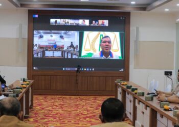 Wakil Gubernur Aceh, H. Fadhlullah, SE, dalam rapat koordinasi virtual yang dihadiri oleh Kapolda Aceh, perwakilan Pangdam Iskandar Muda, serta unsur Forkopimda Aceh lainnya, Selasa (28/4/2026) malam. [FOTO: Humas]