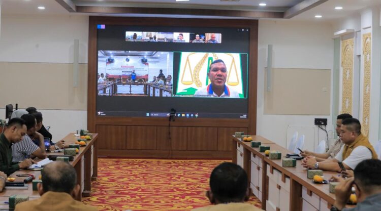 Wakil Gubernur Aceh H Fadhlullah SE dalam rapat koordinasi virtual yang dihadiri oleh Kapolda Aceh perwakilan Pangdam Iskandar Muda serta unsur Forkopimda Aceh lainnya Selasa 2842026 malam FOTO Humas